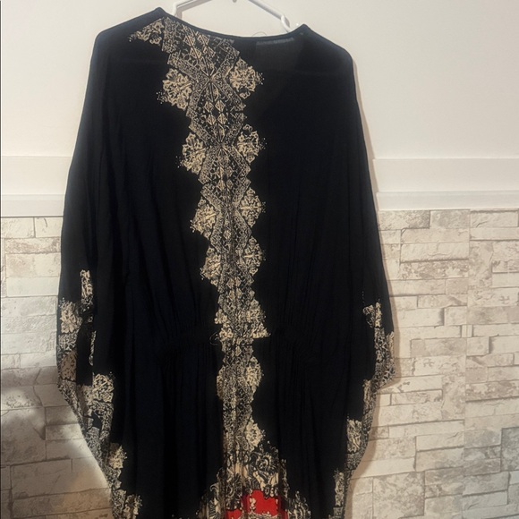 Angie Black and Cream Patterned Top - Picture 3 of 3